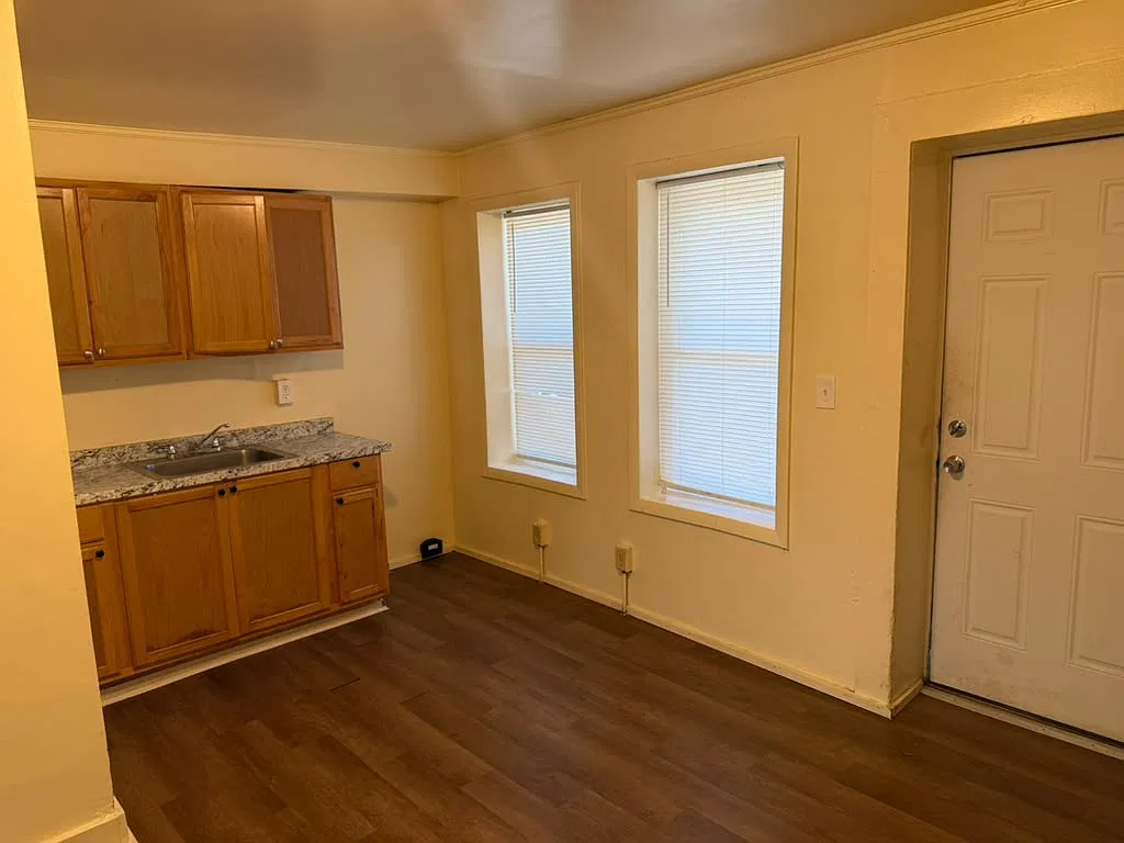 3 bed, 1200 sqft, $1,800 — Photo 2