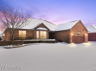48626 Pin Oak Dr, Macomb, MI 48044