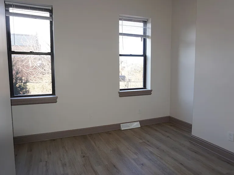 1110-1112 Sheffield Street — Photo 12