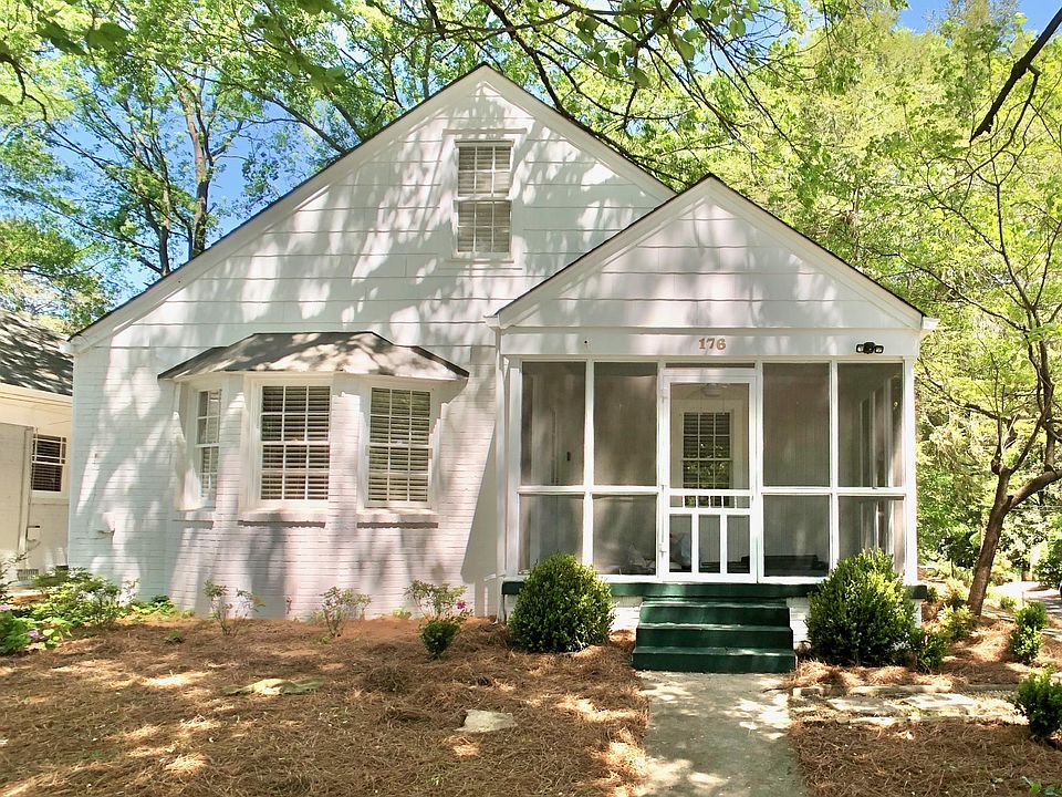 Level front yard in a front yard neighborhood