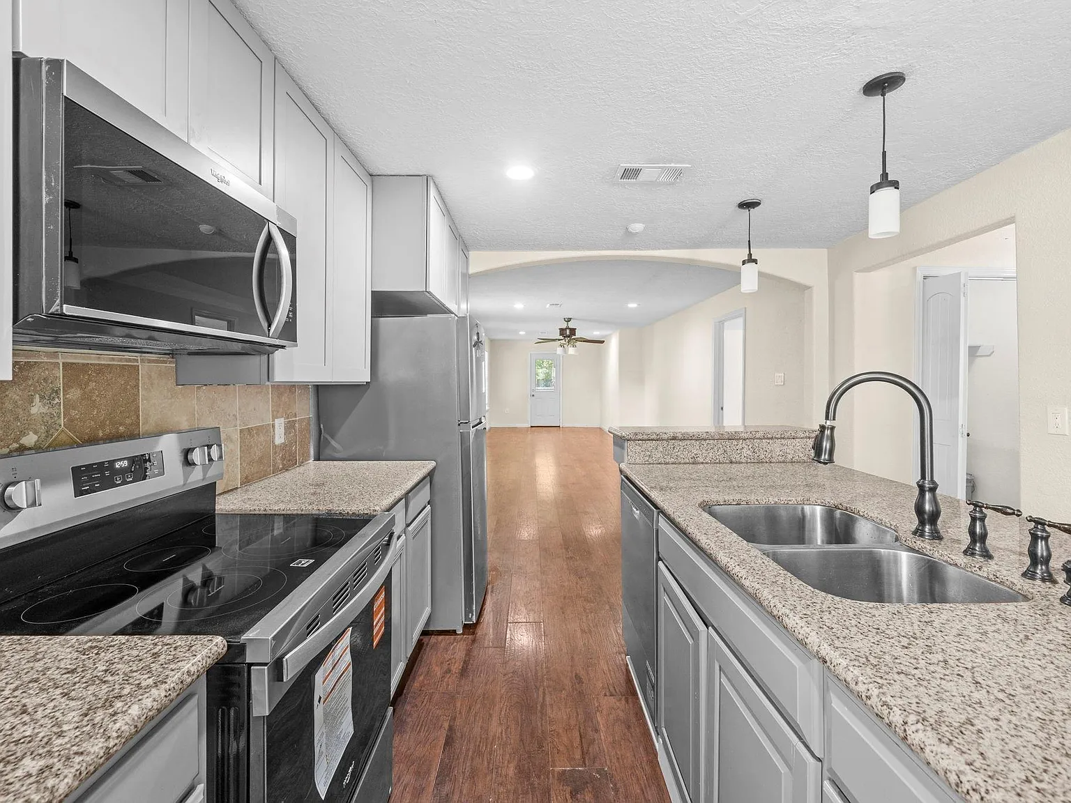 3 bed, 2.5 bath, 1713 sqft, $2,400 — Photo 2