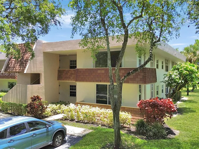 3641 Oaks Clubhouse Dr #201 — Photo 3