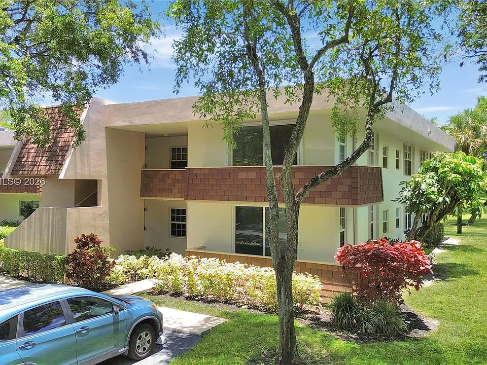 3641 Oaks Clubhouse Dr #201