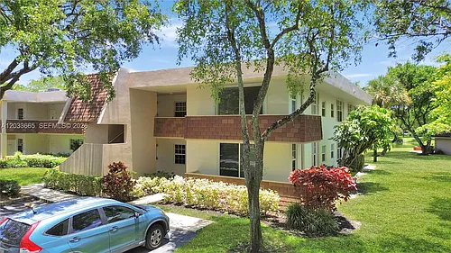 3641 Oaks Clubhouse Dr #201 Photo 1