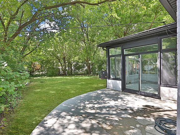 4th image of 21911 Whitmore St