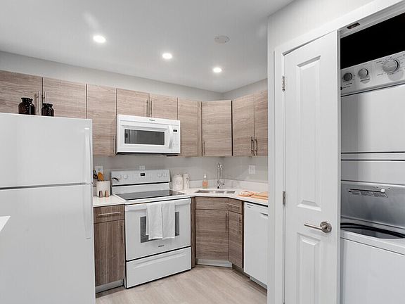 3rd image of 550 S Dupont Pkwy APT 50V