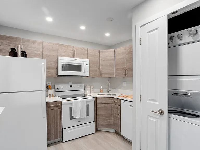 550 S Dupont Pkwy — Photo 4