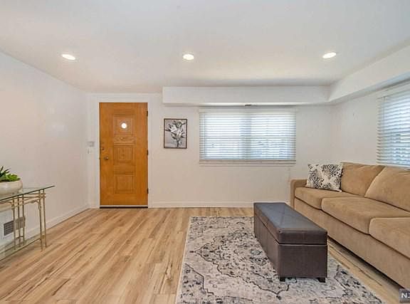 3rd image of 11 Freeman Pl #13
