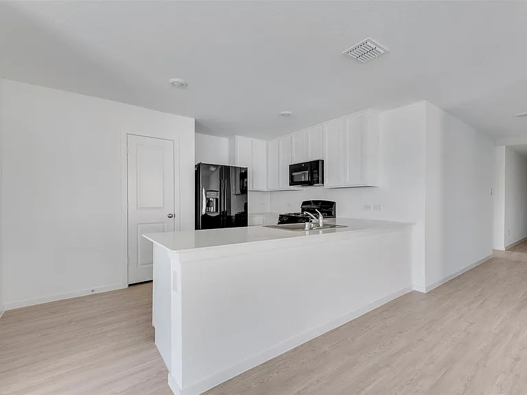 2037 Derby Ln — Photo 9