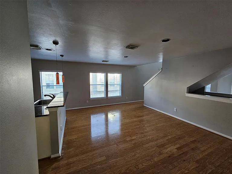 1271 W 17th St — Photo 10