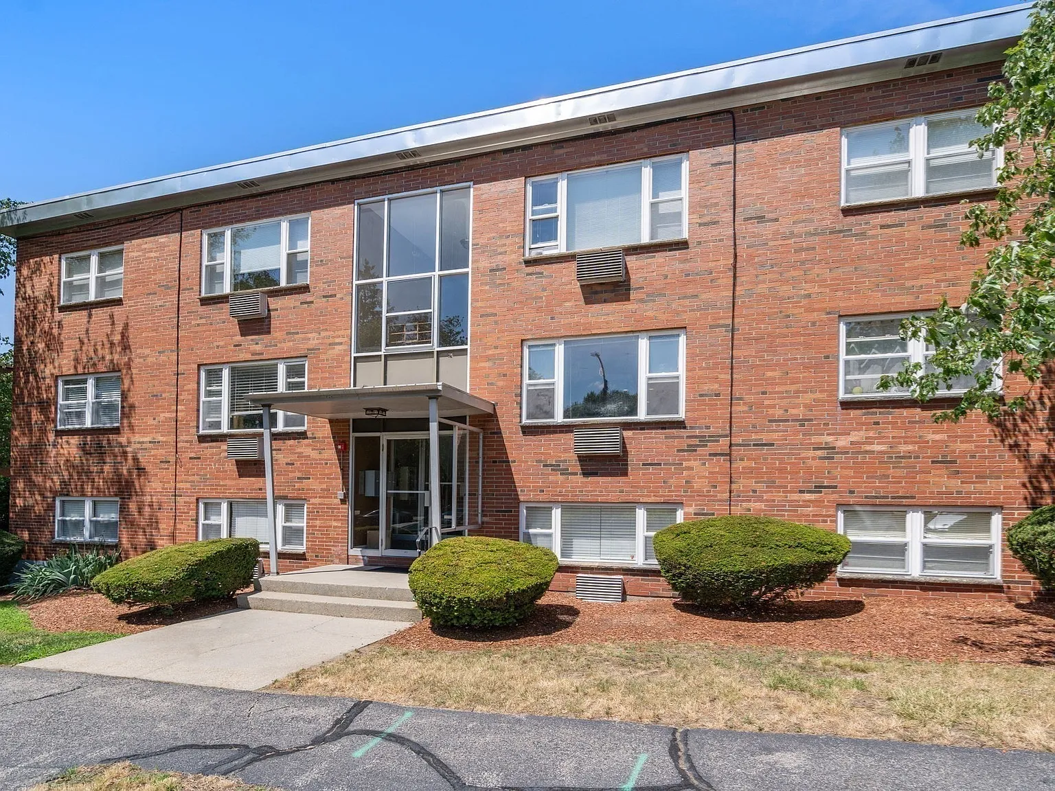 2 bed, 700 sqft, $2,400 — Photo 1