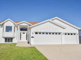 1043 Parkway Ln, West Fargo, ND