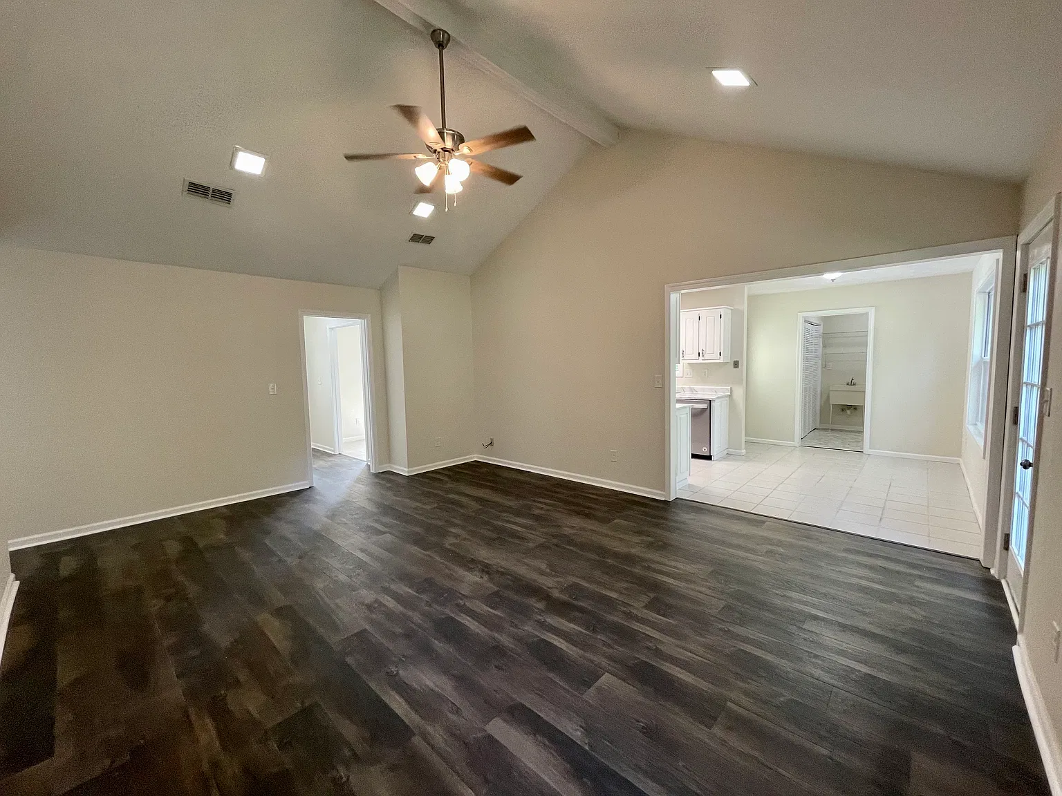 3 bed, 1414 sqft, $1,900 — Photo 2