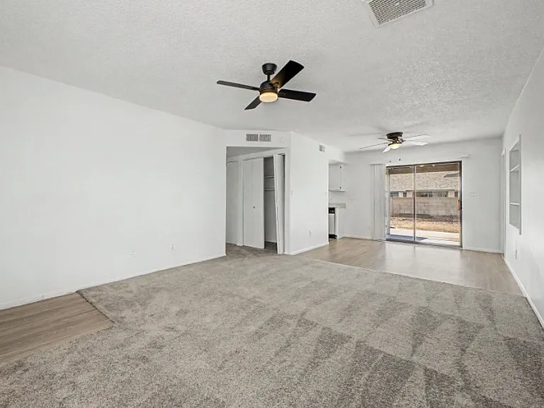 10719 W Vista Ave — Photo 5