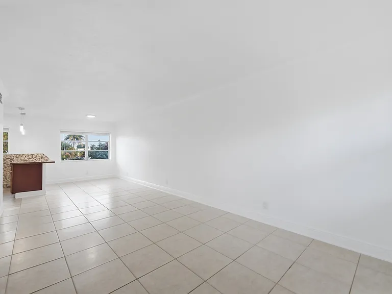 1140 NE 9th Ave #18 — Photo 3