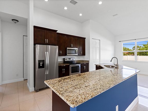 5th image of 661 NW Floresta Drive