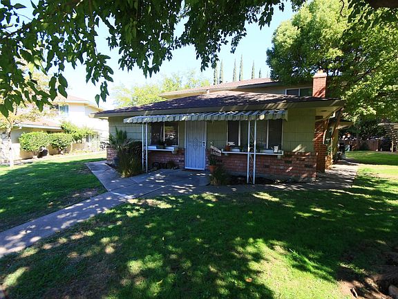 Lots of grassy common area!