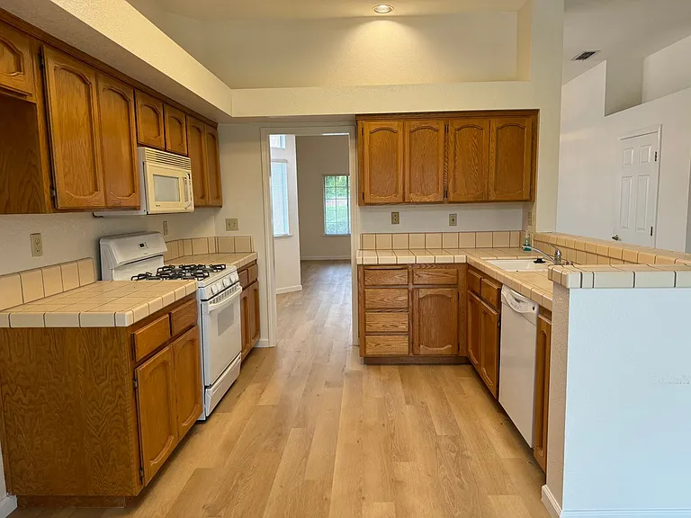 1422 Lorimer Way — Photo 6