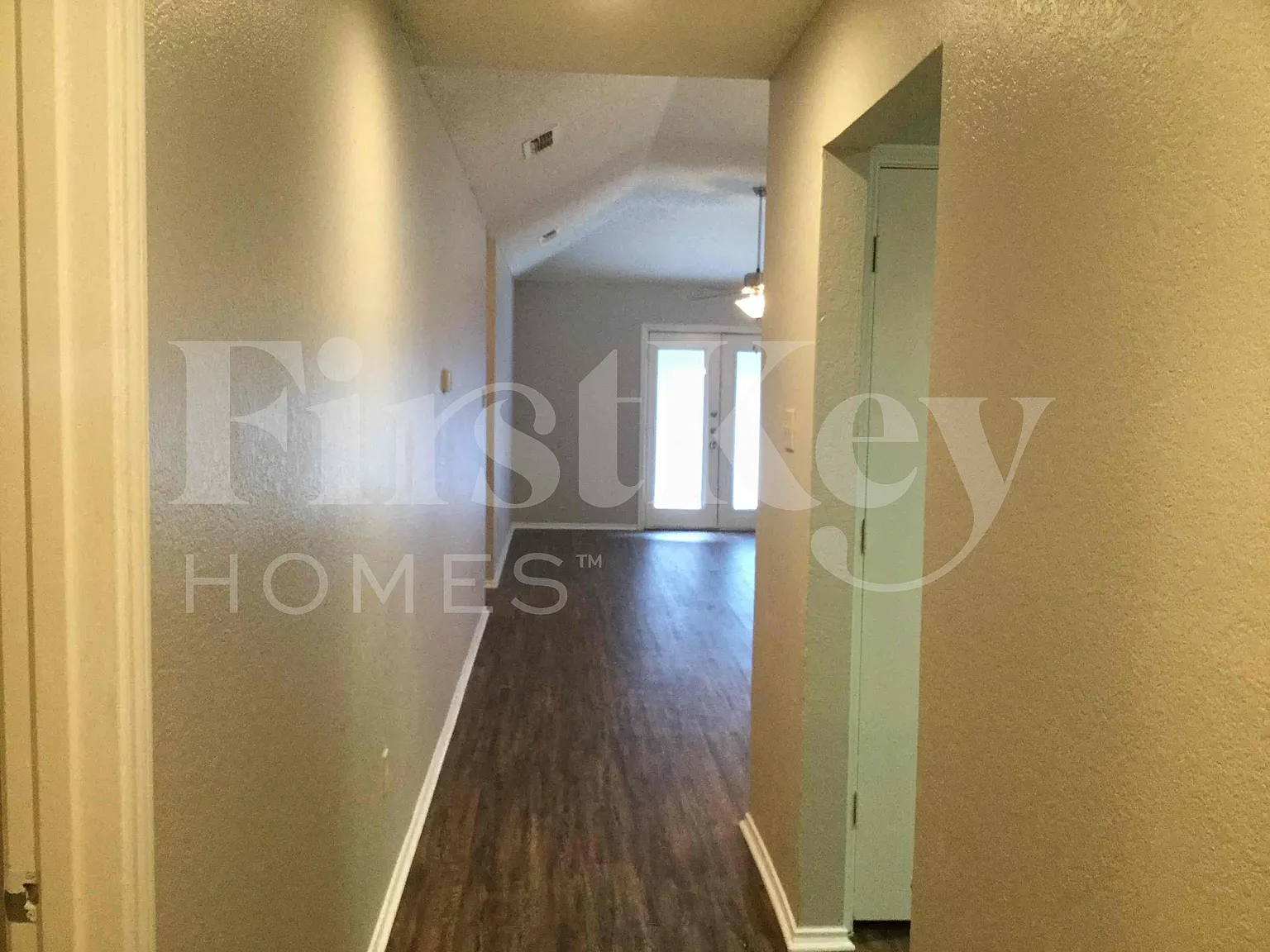 3 bed, 2.0 bath, 1424 sqft, $1,805 — Photo 3