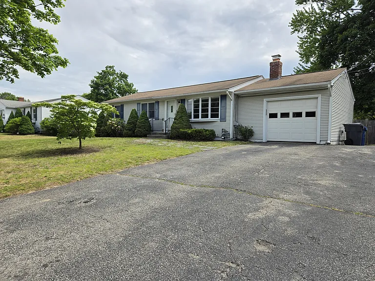 128 Moccasin Dr — Photo 3