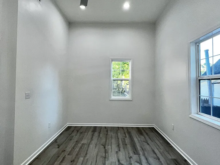 947 Clark St — Photo 27