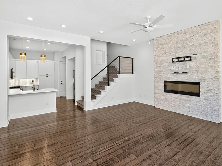 244 E Center St — Photo 3