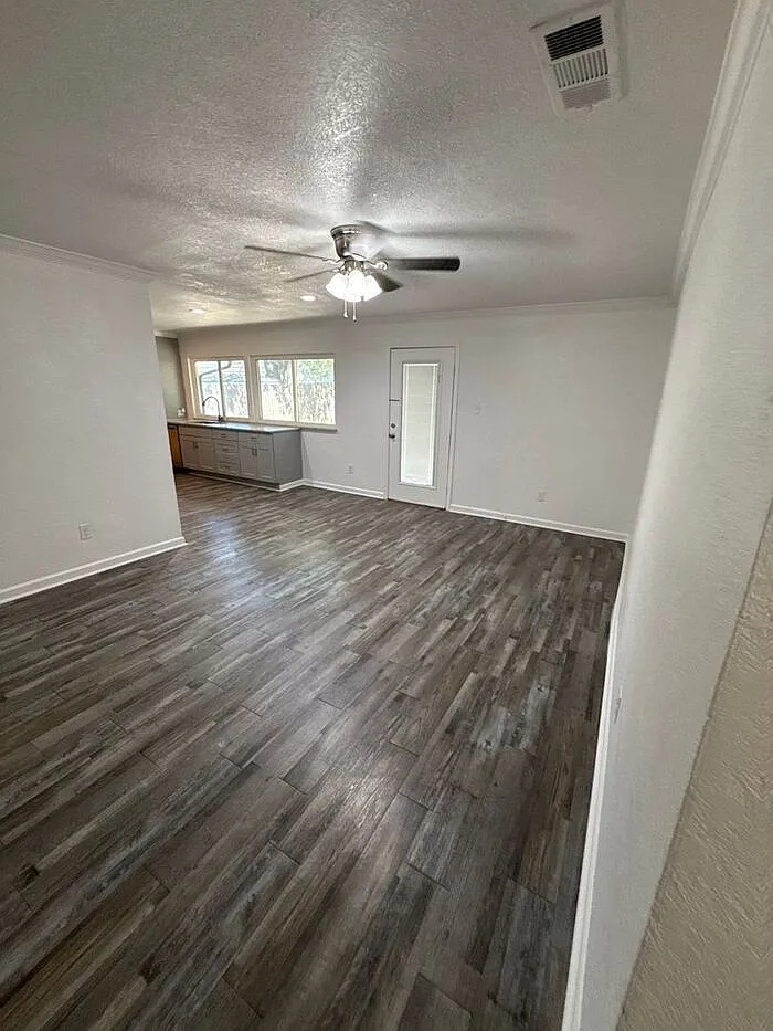 3 bed, 2.0 bath, 1130 sqft, $2,095 — Photo 3