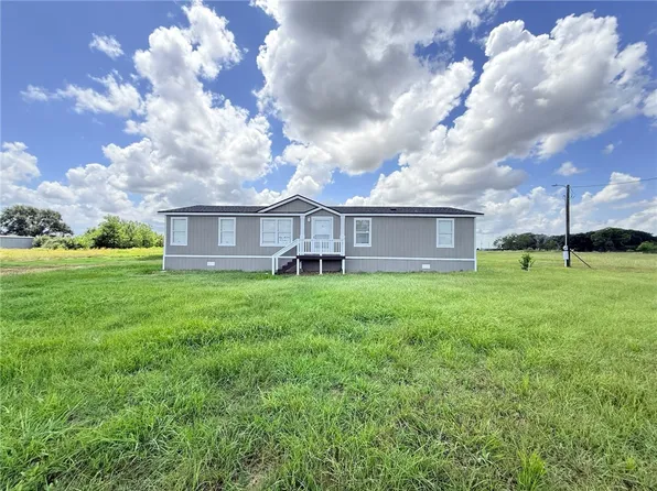 923 Fm 1683, Edna, TX 77962
