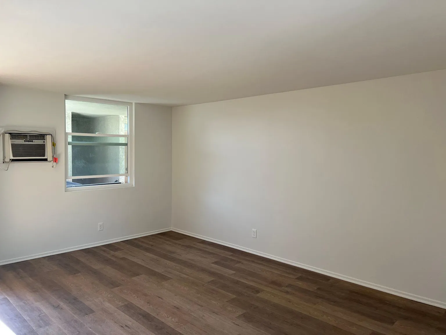 524 W Wilshire Ave — Photo 4