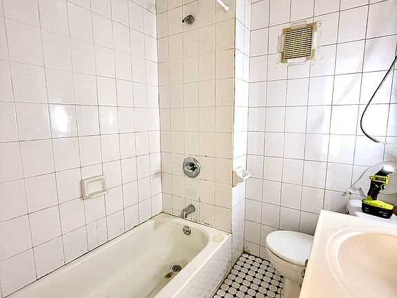 5th image of 42-20 National St #1B