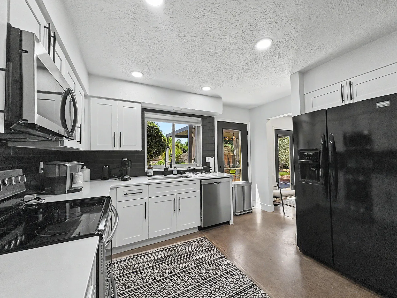 3 bed, 2.5 bath, 2560 sqft, $4,000 — Photo 4