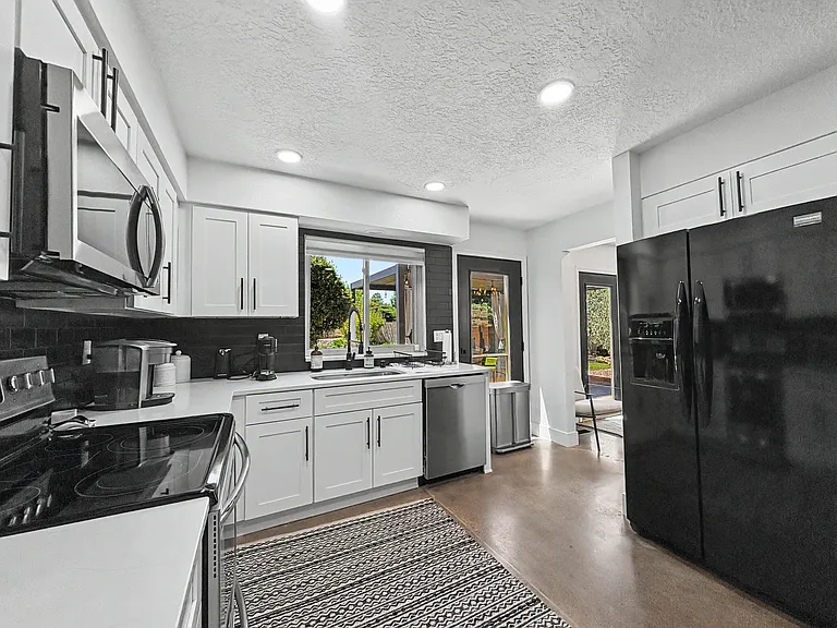 9608 Merion Cir NE — Photo 4