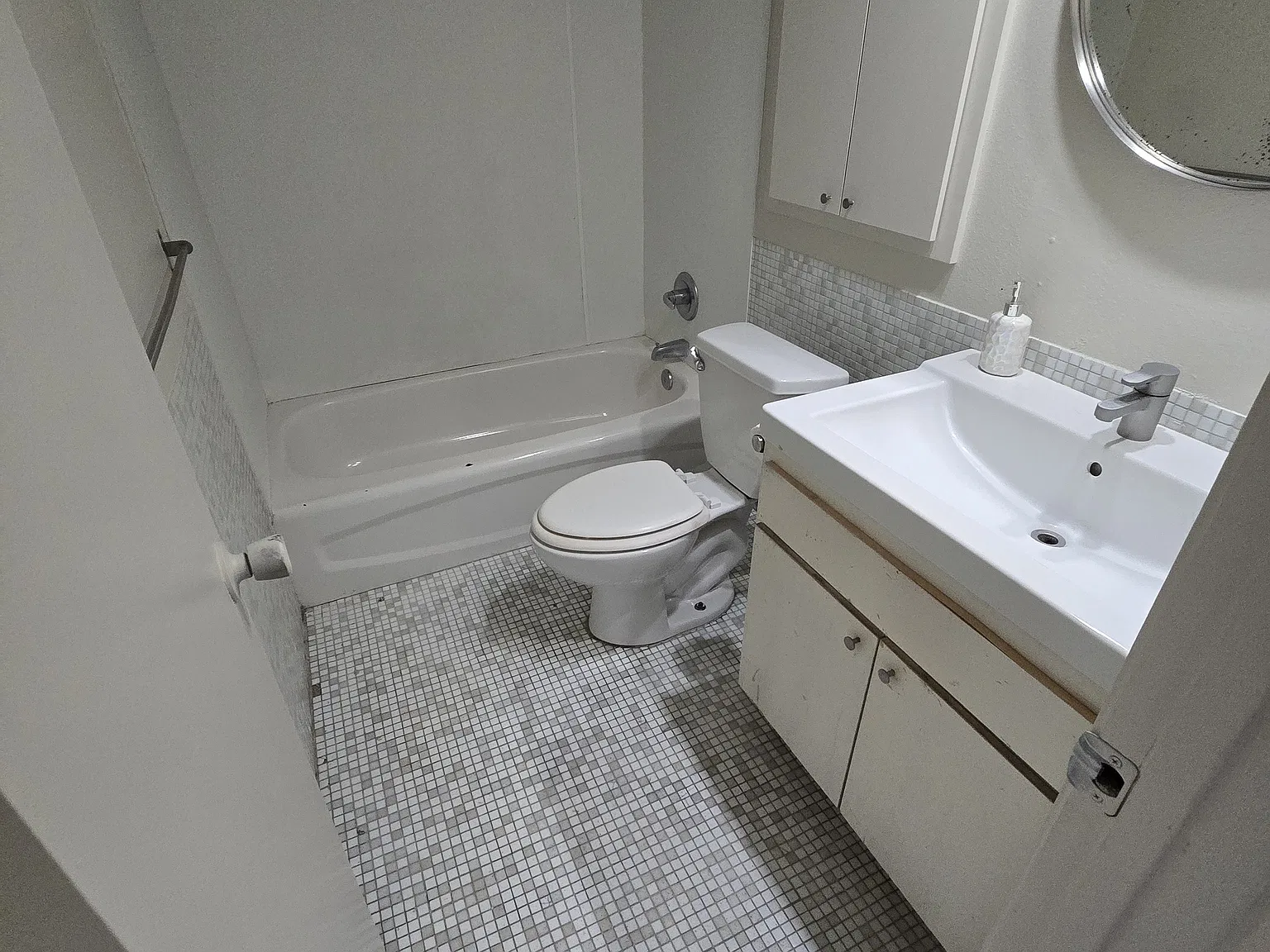 3 bed, 1.5 bath, 860 sqft, $900 — Photo 3