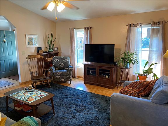 4th image of 2437 Eastgate Dr S