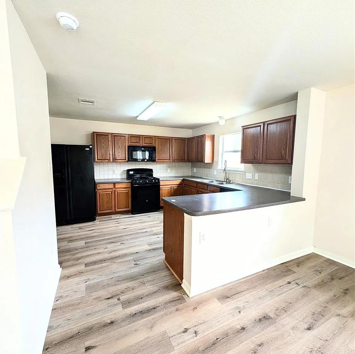3 bed, 2.0 bath, 2138 sqft, $1,745 — Photo 4