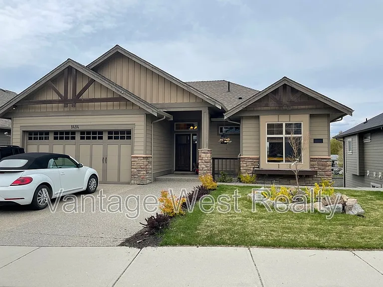 1414B Black Mountain Cres — Photo 1