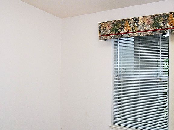 5th image of 1096 W Standley St