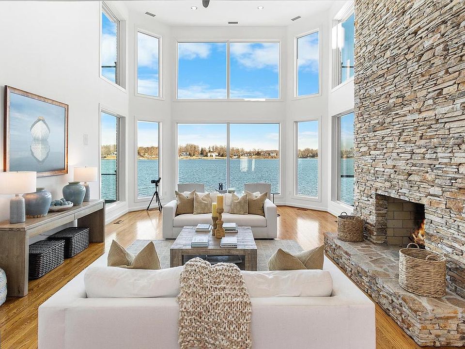 1st image of 610 S River Landing Rd