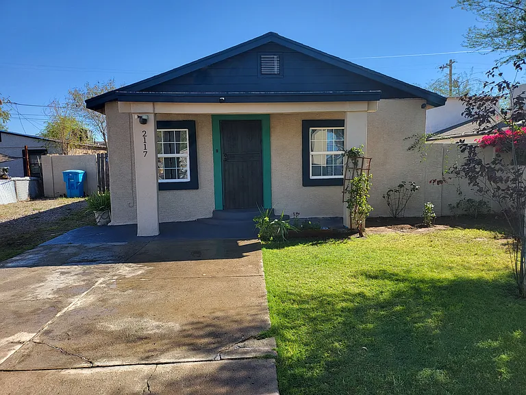 2117 W Hadley St — Photo 2
