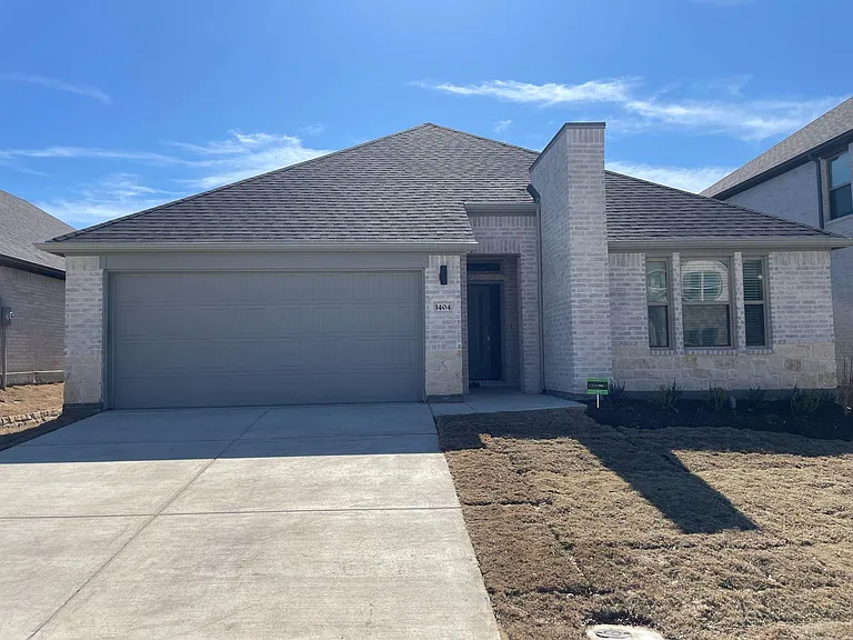 1404 Mahogany Dr — Photo 2