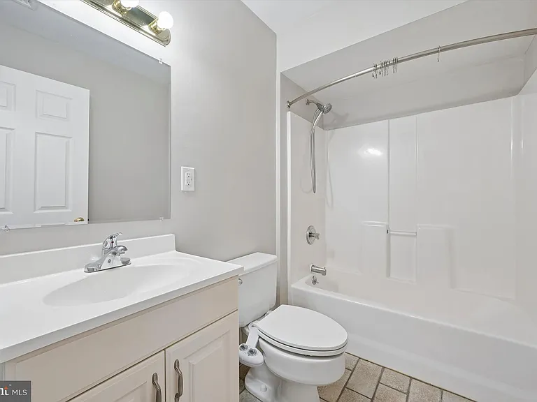 431 Iroquois St — Photo 10