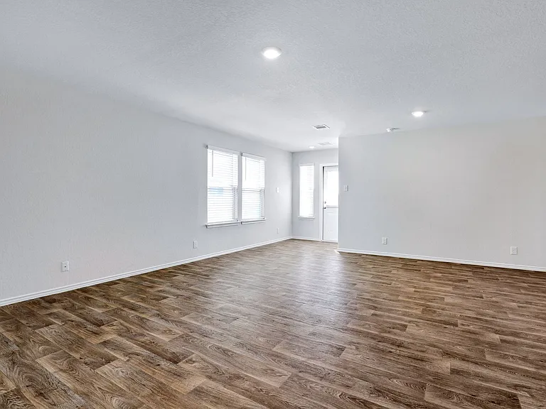 13512 Waxman Spark — Photo 2