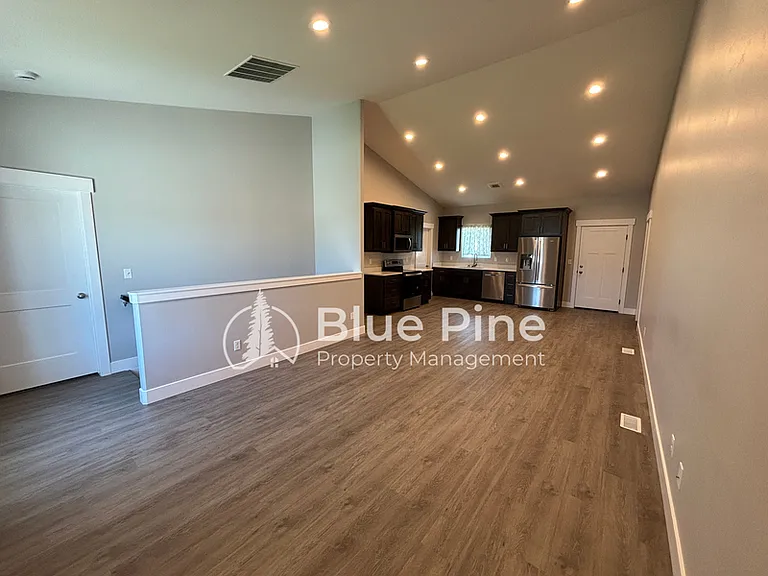 5760 Wildrose Ave — Photo 3