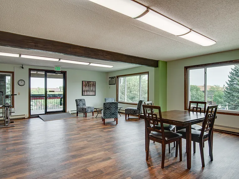 Marshall Square Apartments — Photo 10