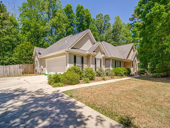 3rd image of 126 Oakwood Trl