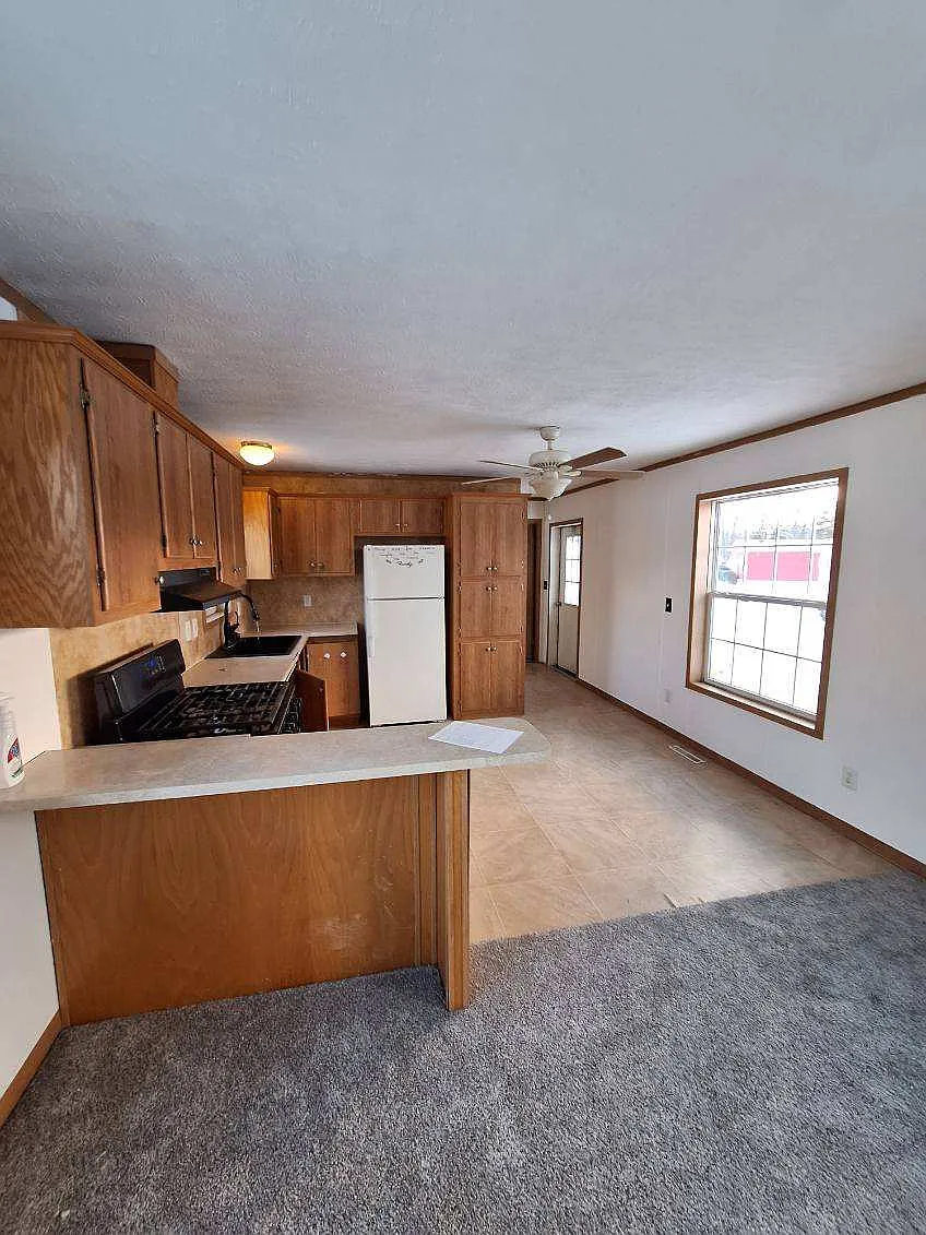 3 bed, 952 sqft, $900 — Photo 2