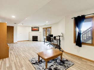 943 W Essex Pl, Arlington Heights, IL 60004