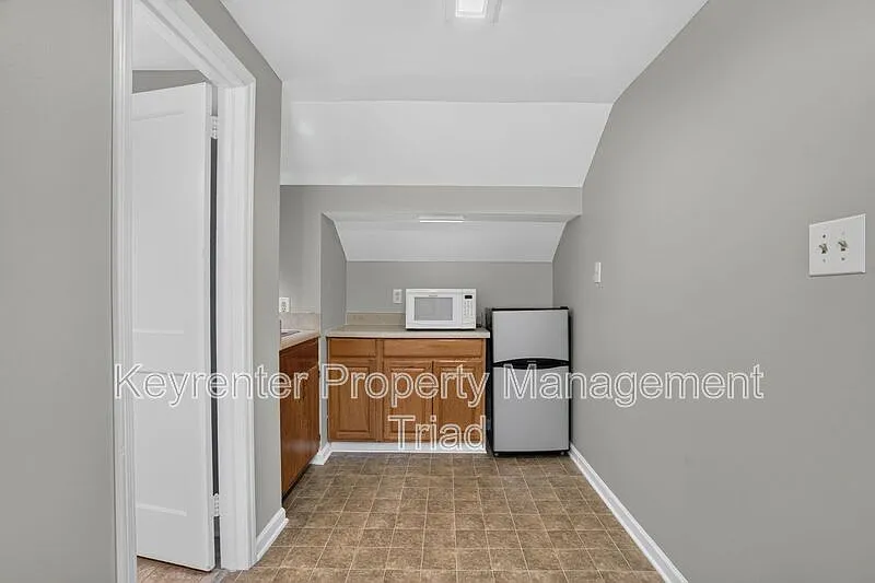 1 bed, 1.0 bath, $775 — Photo 2
