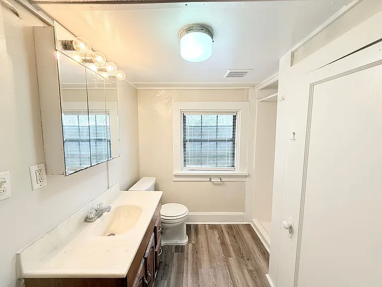 1720 E La Rua St #B — Photo 6