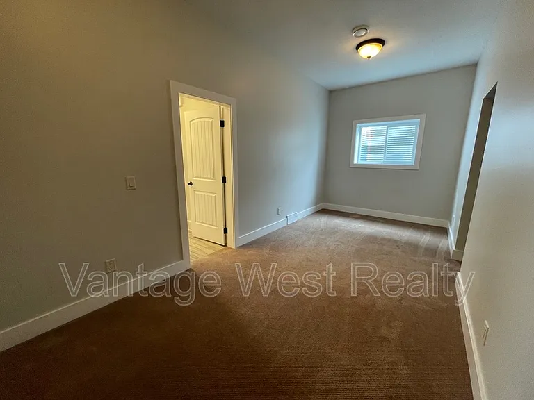 1414B Black Mountain Cres — Photo 11